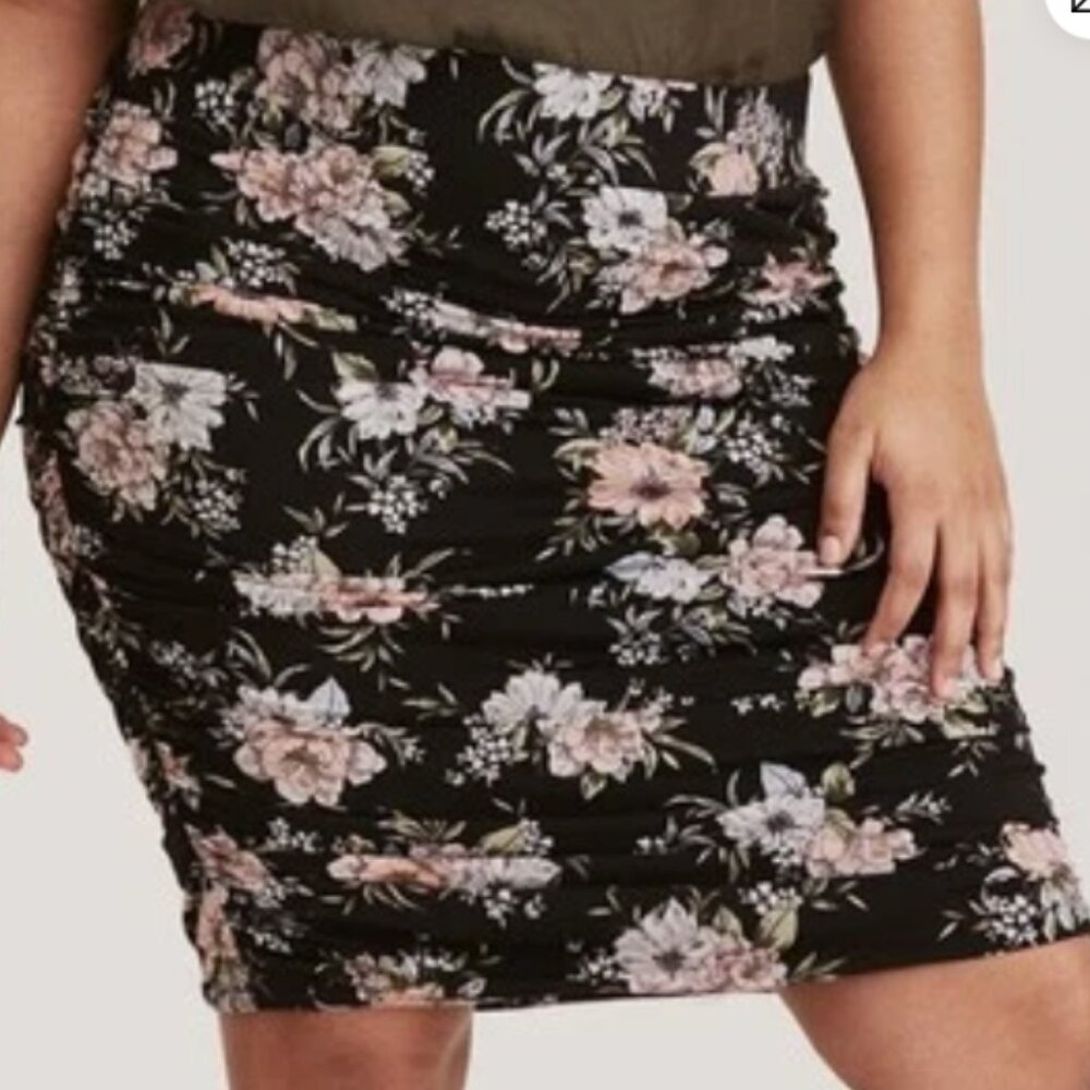 Torrid black floral rouched shirred stretch skirt size 1